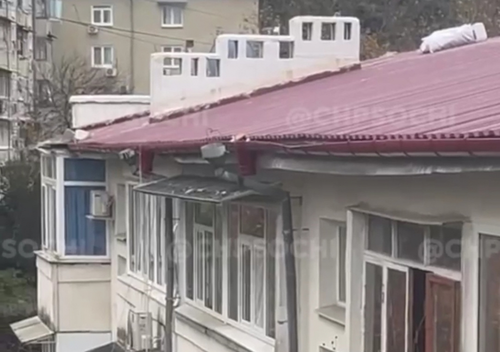 Упавший с крыши сочинского дома рабочий разбился насмерть