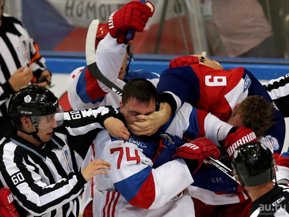 Драка хоккей сегодня. Драка хоккеистов. Хоккеисты дерутся. Хоккейные бои. Россия драка хоккей.