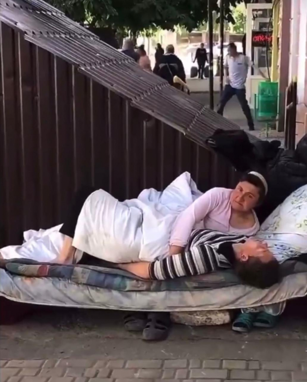 «С милым и рай в шалаше». В сети появилось видео с парой, которая поселилась на улице в центре Сочи