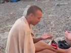 Мужчина на спор съел живую медузу в Сочи