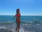 Актриса Валентина Рубцова продемонстрировала свою фигуру в купальнике на побережье в Сочи 