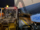 Грузовик протаранил пассажирский самолет в аэропорту Сочи