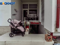 Автомобилист в Сочи сбил коляску с 9-месячным младенцем и скрылся