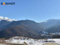 Фрирайдеры страдают из-за отсутствия снега в горах Сочи