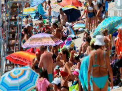 «Полный аншлаг»: переполненные пляжи в Сочи вызвали бурное обсуждение в сети 