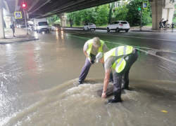 Сильный ливень затопил федеральные трассы и придомовые территории в Сочи