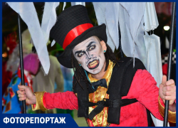 В страшно красивые наряды оделись посетители Сочи Парка в День рождения Бабы Яги