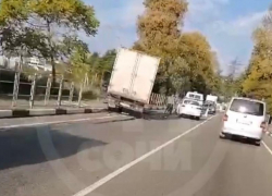 Массовая авария спровоцировала пробку на федеральной трассе в Сочи