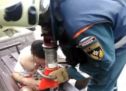 Спасатели Сочи помогли 8-месячному малышу, застрявшему в лавочке