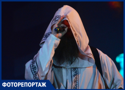 Патриотические танцы устроили посетители Сочи Парка на выступлении Нейромонаха Феофана