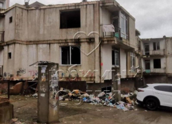Стихийная свалка с гниющим мусором образовалась у жилых домов в Сочи