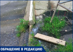 Жители Сочи пожаловались на канализационный засор около многоэтажного дома