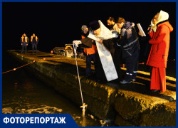 «Толпа проводит время на пляже»: как в Сочи прошли крещенские купания