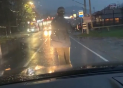 Мужчина с рулём в руках: на дороге в Сочи заметили необычного автомобилиста 