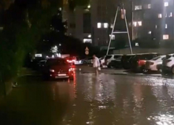 Улица в центре Сочи ушла под воду из-за аварии на магистральном водоводе
