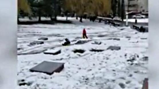 В Сочи дети катались на санках на воинском мемориале