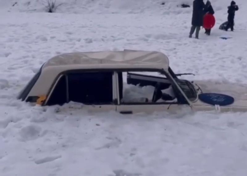 Туристы нашли под снегом в горах Сочи разбитую машину