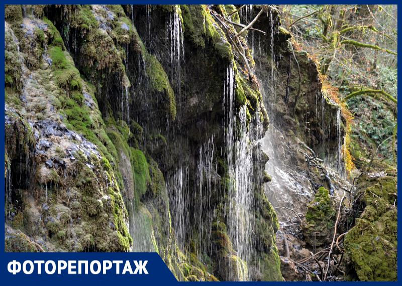 Зимние «Плачущие скалы»: завораживающие кадры самого искристого водопада в Сочи