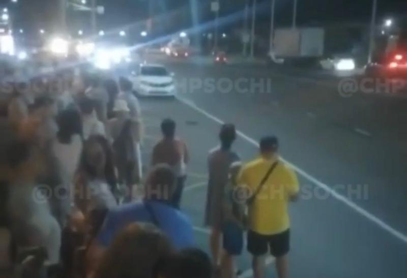 «Толпа людей и ни одного автобуса»: туристы пожаловались на нехватку общественного транспорта в Сочи