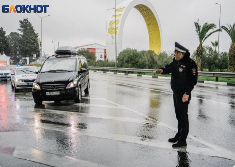 Наглый полицейский из Абхазии пытался развести российского туриста на деньги