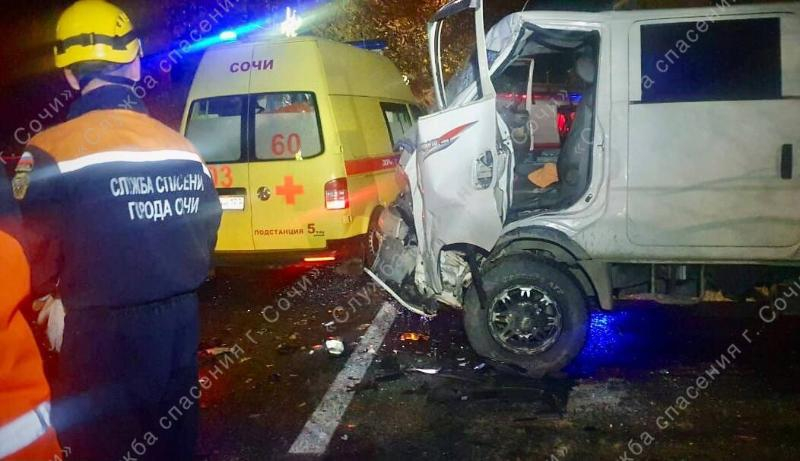 Сочинские спасатели вытащили водителя из деформированного авто