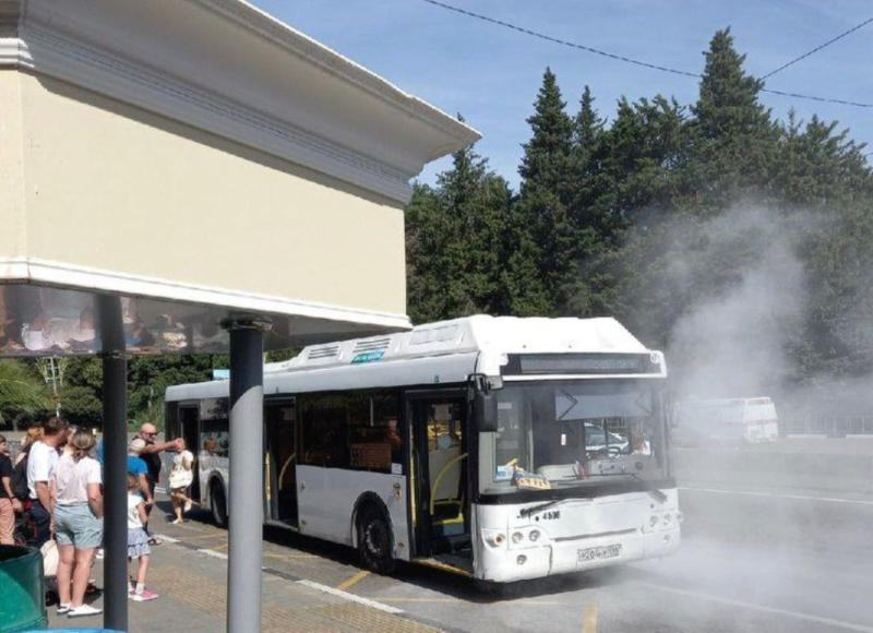 Рейсовый автобус с пассажирами загорелся в Сочи