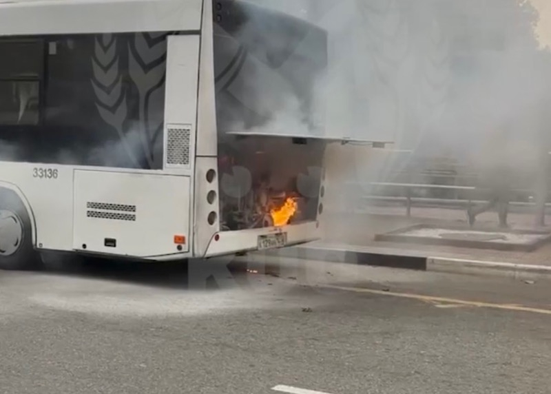 Пассажирский автобус загорелся в центре Сочи