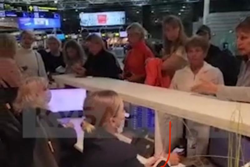Десятки пассажиров опоздали на самолет из-за очереди в аэропорту Сочи