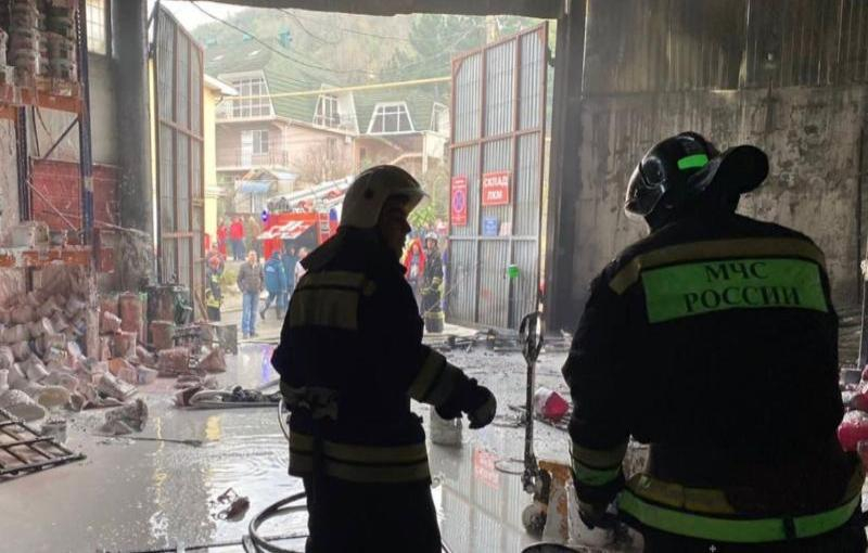 Крупный пожар произошел на складе в Сочи