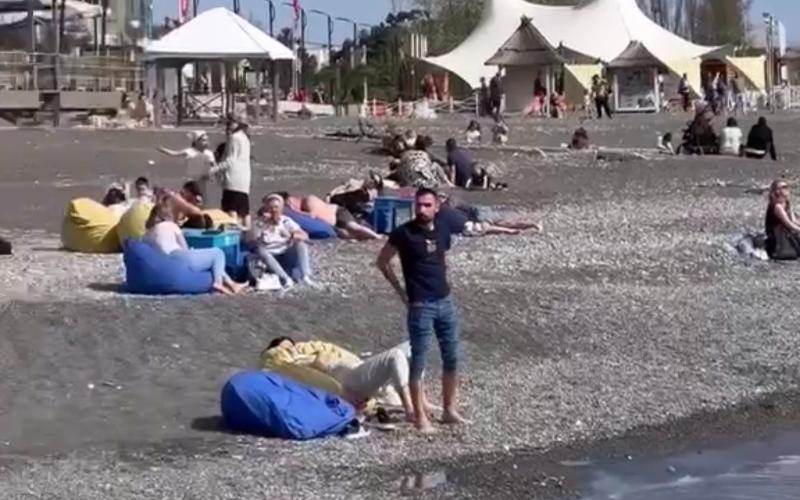 Загорающие на сочинском пляже туристы шокировали россиян
