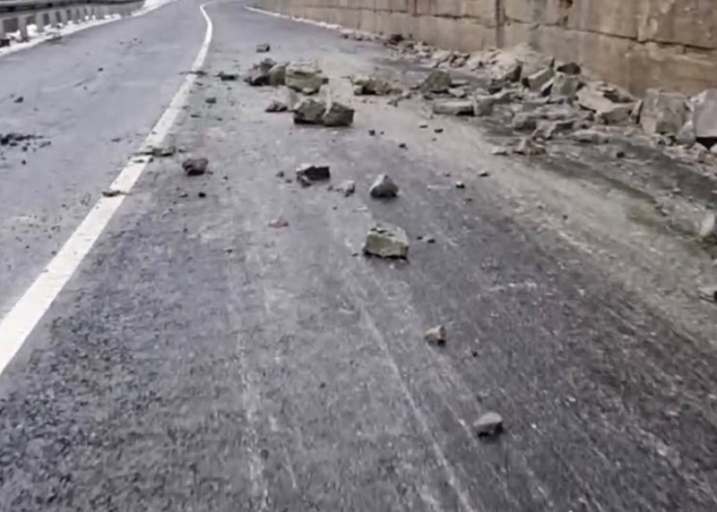 Житель Сочи пожаловался на регулярные каменные обвалы на дороге