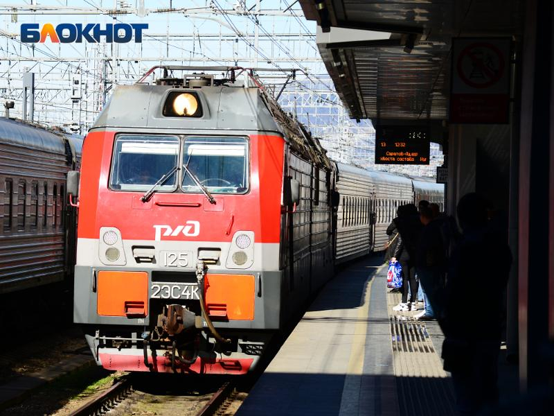 Поезд, следовавший из Сочи, травмировал 30-летнюю женщину