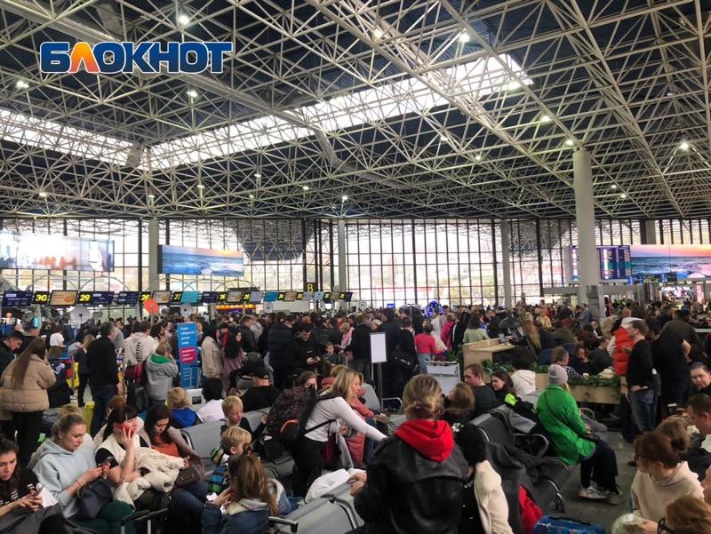 Толпы туристов застряли в аэропорту Сочи: «Полный беспредел»