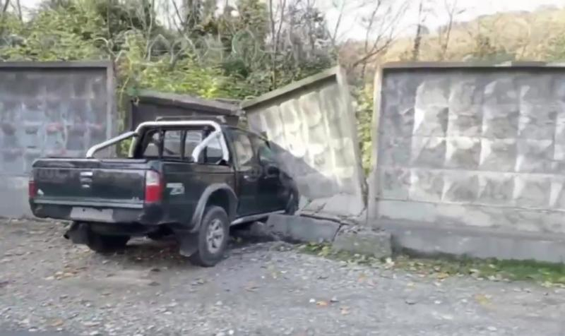 Нетрезвый водитель пробил бетонную стену в центре Сочи
