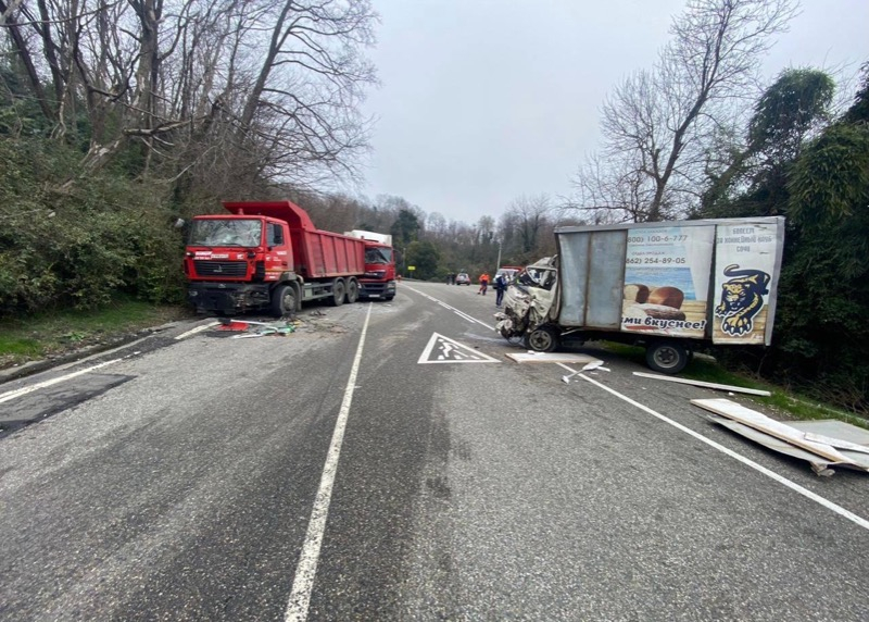 ДТП с участием трёх грузовиков произошло на трассе в Сочи