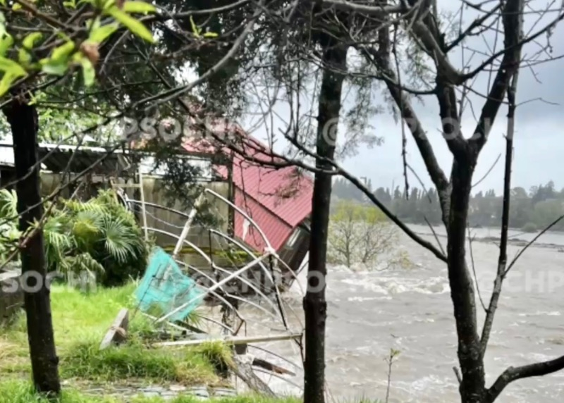Разлив реки Шахе угрожает жилым домам в поселке Сочи