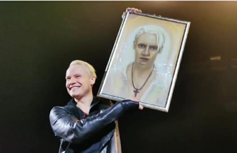 Мечта сбылась: жительница Сочи подарила авторский портрет Ярославу Дронову