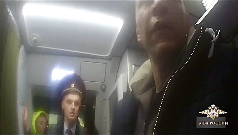 Пассажир рейса Сочи-Новосибирск устроил дебош на борту самолета