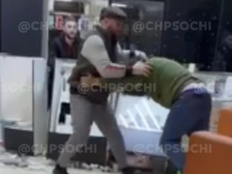 В торговом центре Сочи мужчины подрались из-за оскорбления женщины