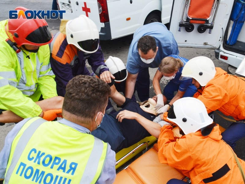 Спасатели деблокировали мужчину из зажатого автомобиля на дороге в Сочи