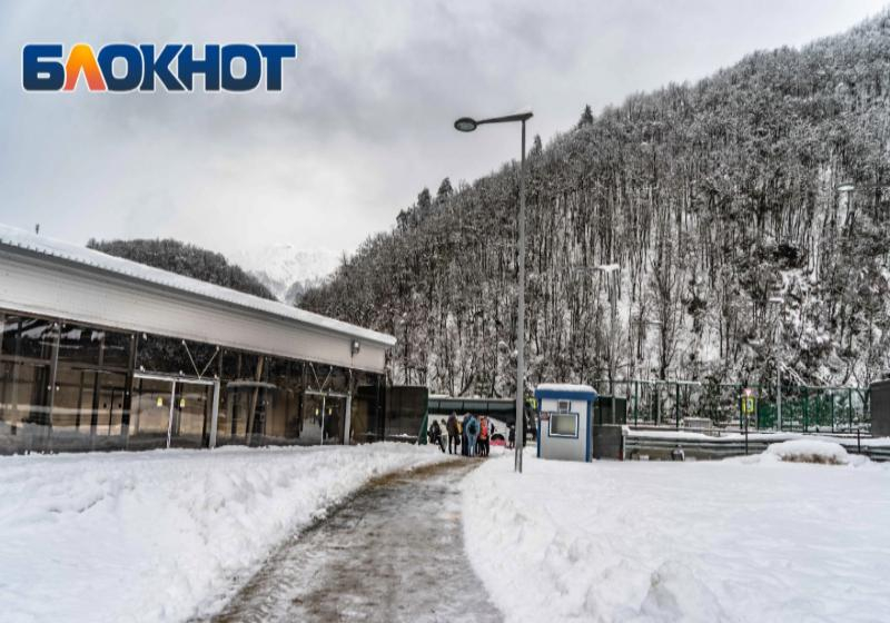 Двух замерзших отдыхающих эвакуировали спасатели в горах Сочи