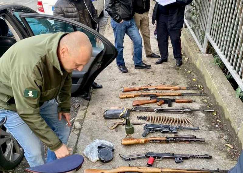 Сочинские полицейские задержали водителя с коллекцией советского оружия