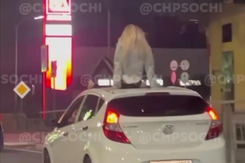 Девушка в Сочи залезла на крышу движущегося авто ради селфи