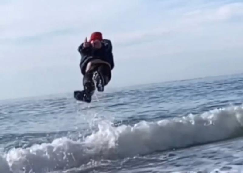 Одетый россиянин искупался в море зимой и удивил сочинцев