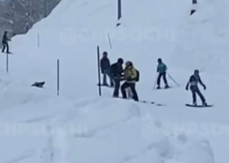 Лыжник и сноубордист устроили драку на горнолыжном курорте в Сочи