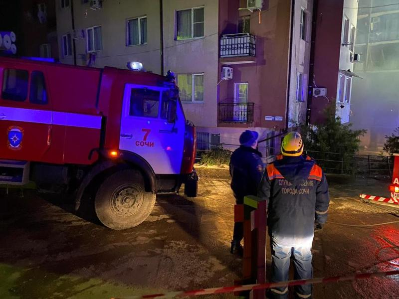 Из горящего дома в Сочи эвакуировали 140 человек
