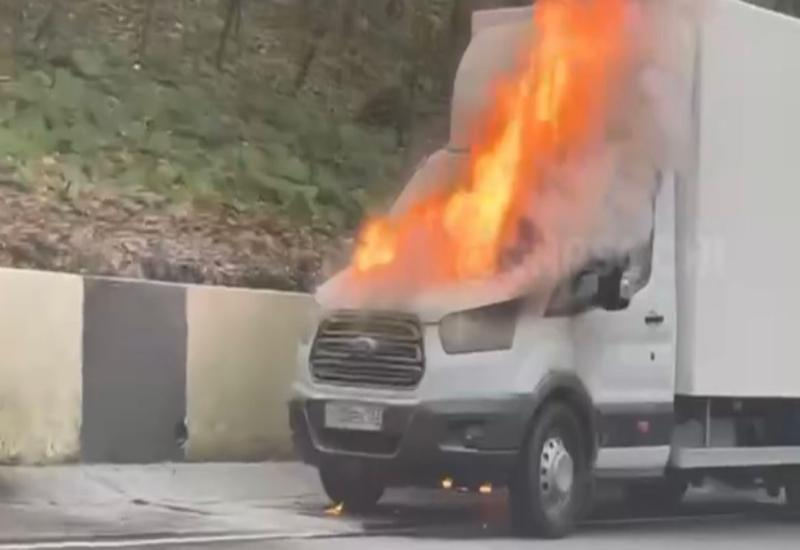 На дороге в Сочи загорелся грузовой фургон
