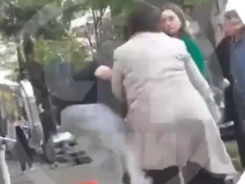 Разъяренная женщина оттаскала девушку за волосы прямо на улице в Сочи