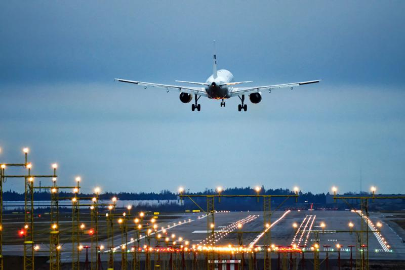 Самолет, который летел в Сочи, совершил экстренную посадку из-за опасности задымления
