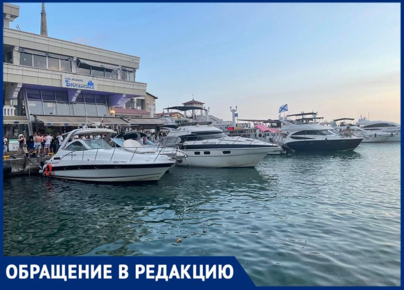 Отдыхающие загрязнили Черное море в центре Сочи